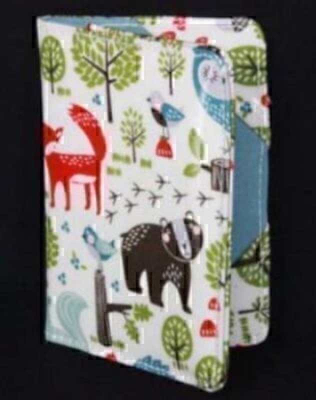 Part of the forest friends range by Gisela Graham. Wipe clean PVC Passport cover, a great gift for your little traveller. Size 13.5x9cm